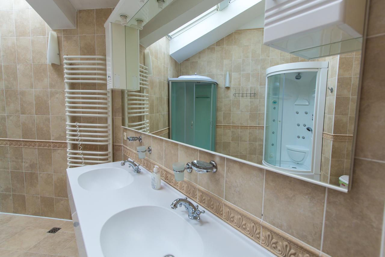 10 Rooms Lviv Ngoại thất bức ảnh